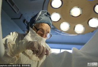 最年长外科医生：90岁白须老人 手术台前主刀