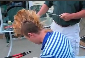 美国一男子用链锯剪掉莫霍克发型 画面惊险