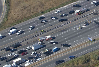 大多伦多地区QEW高速公路翻车 八人受伤