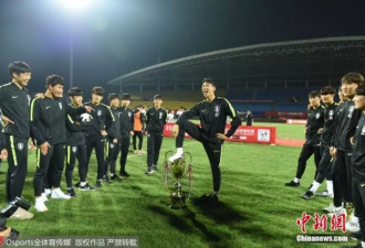 熊猫杯夺冠后，韩国球员脚踩奖杯 做侮辱性动作