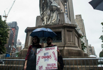 美国纪念哥伦布日 示威者们要推倒他的雕像