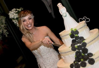 40岁意大利女子嫁给自己 因为童话里都是骗人的