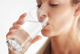 每天喝4升水会中毒？这样喝水还真有可能致命！