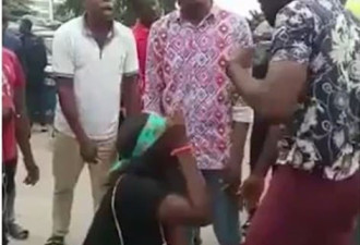 女子当街下跪向男友求婚 遭拒绝后抱腿痛哭打滚