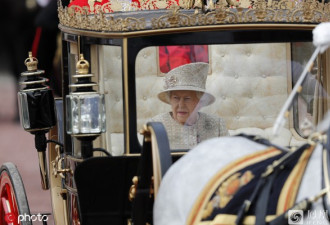 英国举行阅兵式庆祝女王伊丽莎白二世生日
