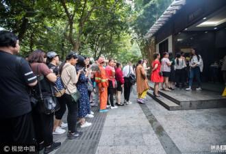 国庆挤爆！杭州女厕排长队 憋不住可申请进男厕
