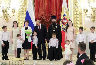 普京与多个俄罗斯家庭合影，孩子们的表情亮了