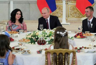 普京与多个俄罗斯家庭合影，孩子们的表情亮了