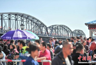中朝边境游受热捧 大批游客欣赏中朝两国风光