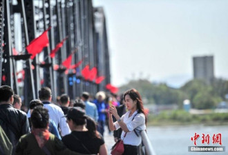 中朝边境游受热捧 大批游客欣赏中朝两国风光