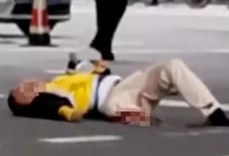 成都外卖小哥闯红灯被疾驰的保时捷撞飞一条腿