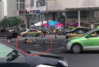 成都外卖小哥闯红灯被疾驰的保时捷撞飞一条腿
