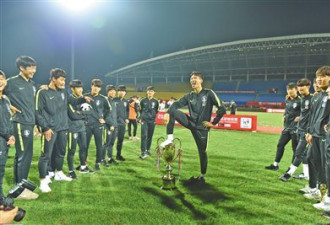 国青队员用韩球员踩奖杯照当屏保：要赢回尊严
