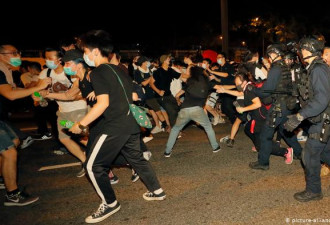 港群众与警察爆发冲突 北京：反对外部势力干涉