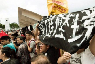 香港十一升旗遭抗议 爱国人士吐口水“回礼”