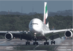 罕见！阿联酋航空空客A380在横风中漂移降落