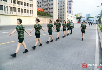 中国人:能文能武女兵退伍 重拾课本入大学