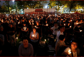 18万香港民众烛光悼念六四死难者