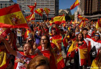 上万名西班牙人上街游行”求对话””要统一”