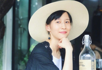 Papi酱晒与老胡结婚五周年合影，老胡五官周正