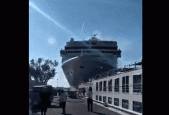 意大利巨型游轮失控冲向海港 小船秒被撞开？！
