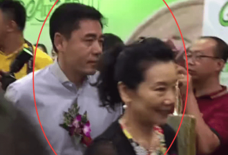 63岁陈宝国携妻子出席互动 贴心保护妻子太暖了