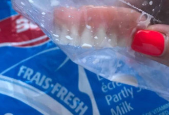 加拿大这个牌子的袋装牛奶中，竟喝出假牙套！