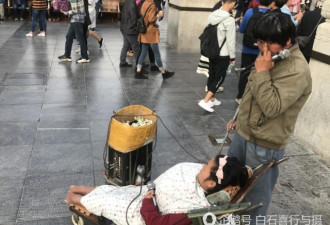 天津假乞丐装残疾日入数百元 一开口便被识破