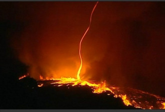 抓拍罕见的“火旋风”:数十米高火焰刺穿夜空