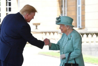 特朗普见女王又被批：握手像打拳 不行屈膝礼
