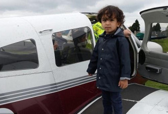 英国7岁男童掌舵飞机 成最年轻飞行学员