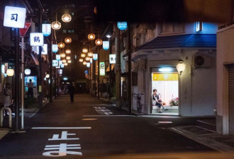 一位西方摄影师，冒死拍摄日本最大的红灯区