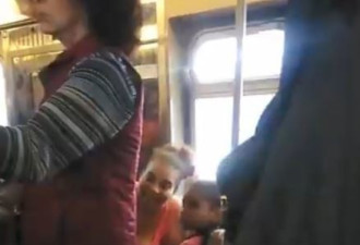纽约地铁：亚裔大妈抢小女孩座位 愤怒妈爆发了