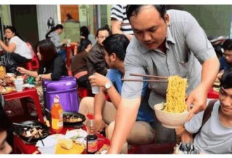 越南这家“悬浮面”火了 食客都感觉智商被玩弄