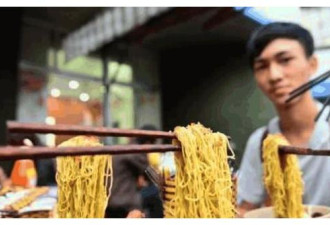 越南这家“悬浮面”火了 食客都感觉智商被玩弄
