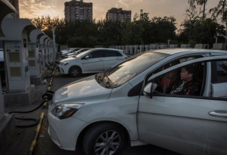 中国力推电动汽车，全球市场加速转型