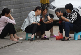 中国高考陪读家长的生活 有人忙做工有人忙摆摊