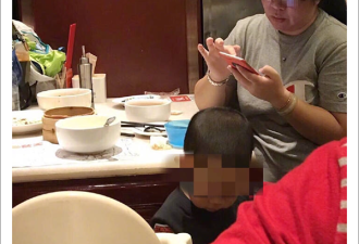 母亲用餐厅餐具给孩子接尿 扬言反正要洗的