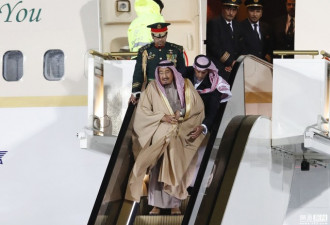 沙特国王萨勒曼首次访俄 排场大 坐电梯下飞机