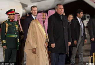 沙特国王萨勒曼首次访俄 排场大 坐电梯下飞机