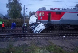 俄罗斯火车与大巴相撞 致19死15伤