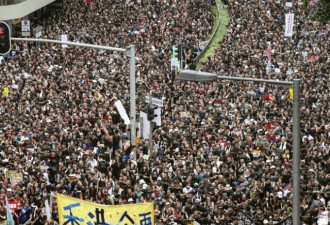 香港爆空前黑衣大游行 北京指外国势力操控