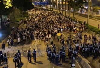 香港凌晨爆发流血冲突 警方动百计警员持枪清场
