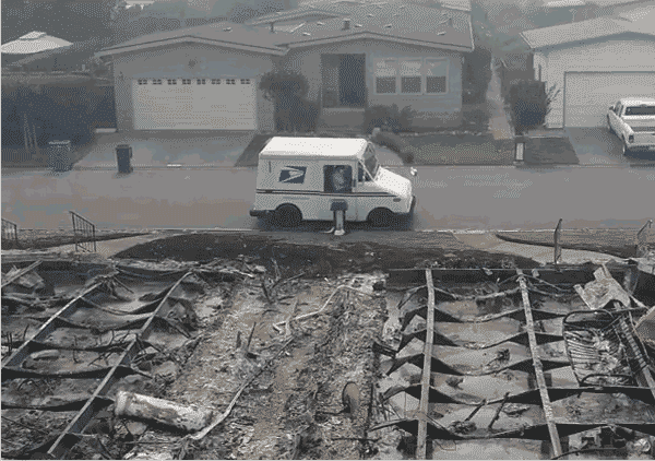加州史上最大火灾废墟中邮差依旧挨家挨户送信