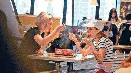 成龙女儿吴卓林出柜!女朋友是30岁加拿大网红!