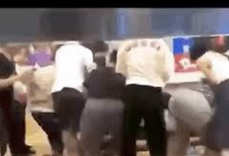 丢脸！万人冲进优衣库抢购扯头发撕打 扒光模特