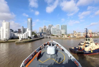 中国军舰开进伦敦港 少将的这张合影引发热议