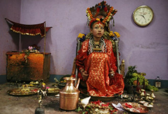 尼泊尔新“女神”诞生 退休才能见父母