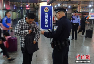 北京迎国庆返程最高峰 地铁候乘队伍超300米