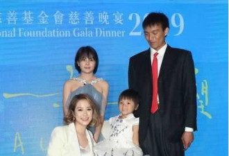 千亿媳妇徐子淇穿帅气出席晚宴，老公胖了一圈
